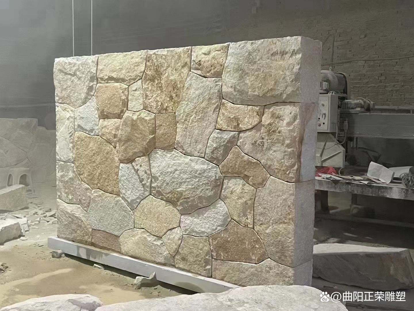 柏坡黃石材景墻景觀雕塑加工藝術(shù)探析